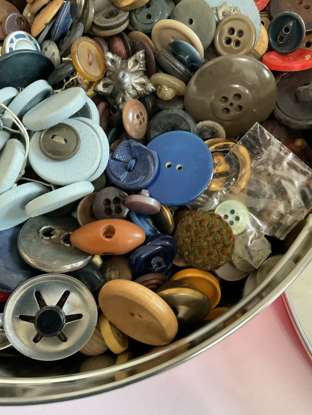 Mixed Sewing Buttons in Tin - Multicolor Craft Supply 3 Pounds - Picture 5 of 7